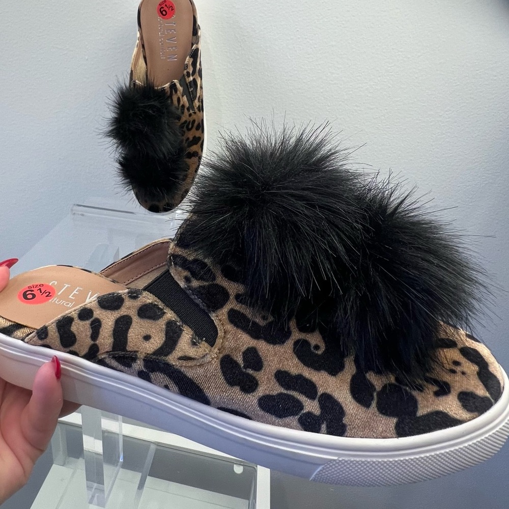 Steven Natural Comfort leopard print NWOT slip on furry ball mule tennis shoe